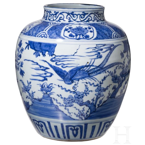 Gro&szlig;es, blau-wei&szlig; glasiertes Gef&auml;&szlig; mit Pfingstrosen, China, wohl Ming-Dynastie
