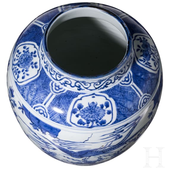 Gro&szlig;es, blau-wei&szlig; glasiertes Gef&auml;&szlig; mit Pfingstrosen, China, wohl Ming-Dynastie