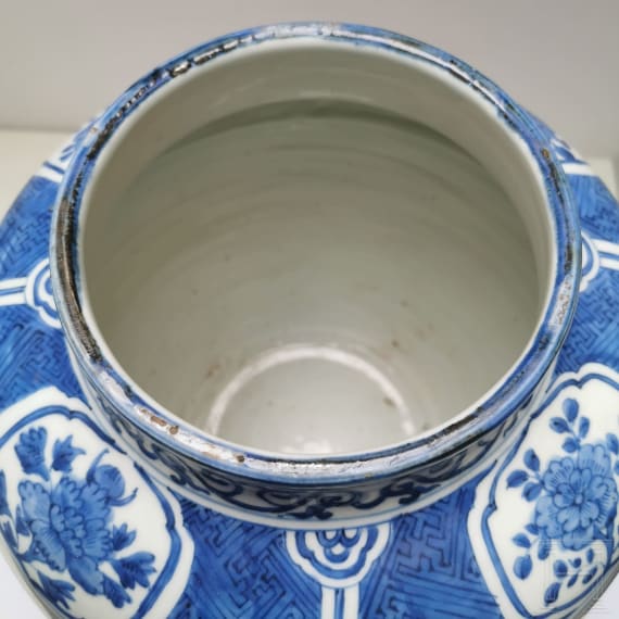Gro&szlig;es, blau-wei&szlig; glasiertes Gef&auml;&szlig; mit Pfingstrosen, China, wohl Ming-Dynastie