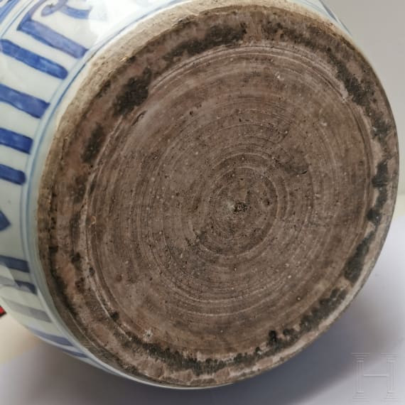 Gro&szlig;es, blau-wei&szlig; glasiertes Gef&auml;&szlig; mit Pfingstrosen, China, wohl Ming-Dynastie
