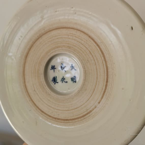 Chinesischer, blau-wei&szlig;er Pinseltopf mit Schriftzeichen mit Chengua-Marke, wohl Kangxi-Periode