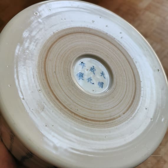 Chinesischer, blau-wei&szlig;er Pinseltopf mit Schriftzeichen mit Chengua-Marke, wohl Kangxi-Periode