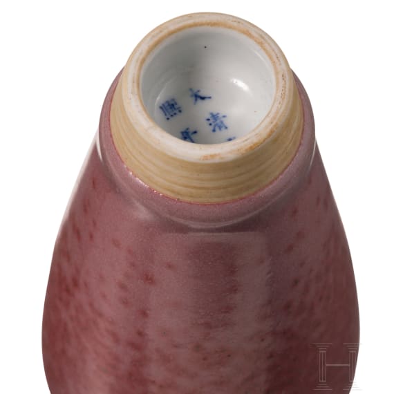 Kleine glasierte Vase mit Kangxi-Marke und wohl aus dieser Zeit (um 1700)