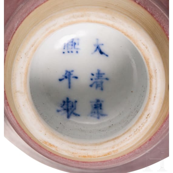 Kleine glasierte Vase mit Kangxi-Marke und wohl aus dieser Zeit (um 1700)