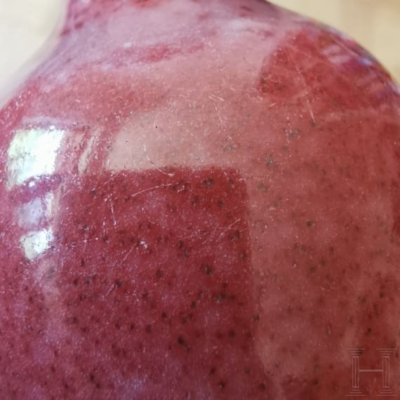 Kleine glasierte Vase mit Kangxi-Marke und wohl aus dieser Zeit (um 1700)