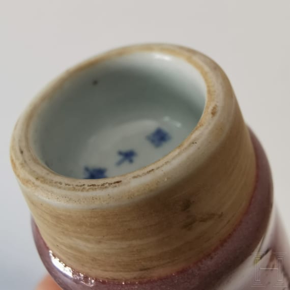 Kleine glasierte Vase mit Kangxi-Marke und wohl aus dieser Zeit (um 1700)