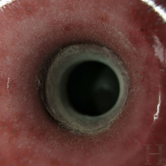 Kleine glasierte Vase mit Kangxi-Marke und wohl aus dieser Zeit (um 1700)