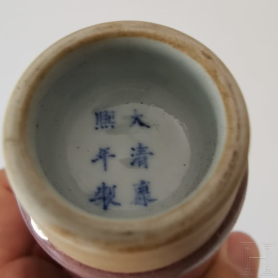 Kleine glasierte Vase mit Kangxi-Marke und wohl aus dieser Zeit (um 1700)