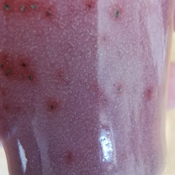 Kleine glasierte Vase mit Kangxi-Marke und wohl aus dieser Zeit (um 1700)