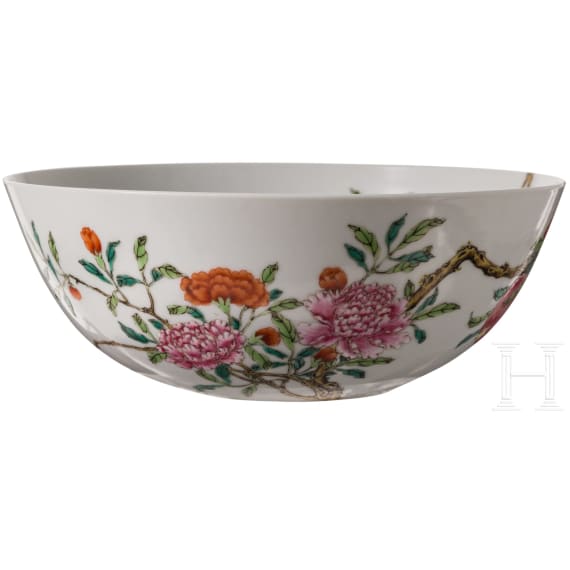 Famille-Rose Vase mit Flederm&auml;usen und Pfingstrosen mit Daoguan-Sechszeichenmarke, wohl um diese Zeit (um 1840-50)