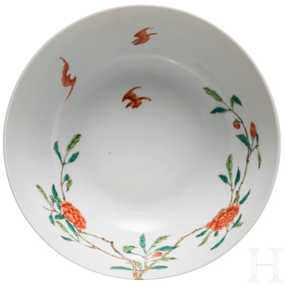 Famille-Rose Vase mit Flederm&auml;usen und Pfingstrosen mit Daoguan-Sechszeichenmarke, wohl um diese Zeit (um 1840-50)