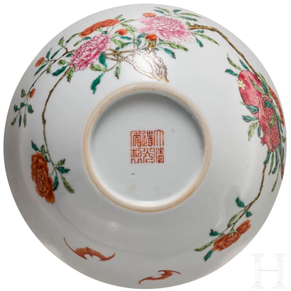 Famille-Rose Vase mit Flederm&auml;usen und Pfingstrosen mit Daoguan-Sechszeichenmarke, wohl um diese Zeit (um 1840-50)