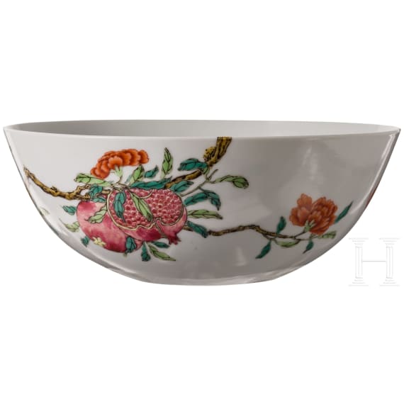 Famille-Rose Vase mit Flederm&auml;usen und Pfingstrosen mit Daoguan-Sechszeichenmarke, wohl um diese Zeit (um 1840-50)