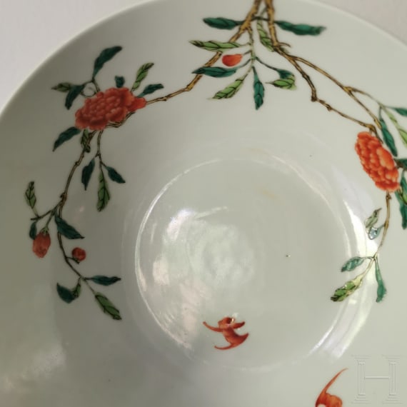 Famille-Rose Vase mit Flederm&auml;usen und Pfingstrosen mit Daoguan-Sechszeichenmarke, wohl um diese Zeit (um 1840-50)