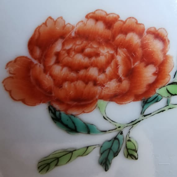 Famille-Rose Vase mit Flederm&auml;usen und Pfingstrosen mit Daoguan-Sechszeichenmarke, wohl um diese Zeit (um 1840-50)