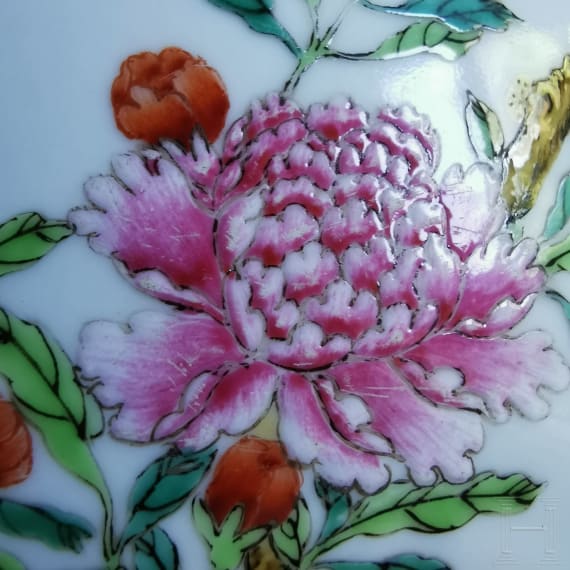 Famille-Rose Vase mit Flederm&auml;usen und Pfingstrosen mit Daoguan-Sechszeichenmarke, wohl um diese Zeit (um 1840-50)