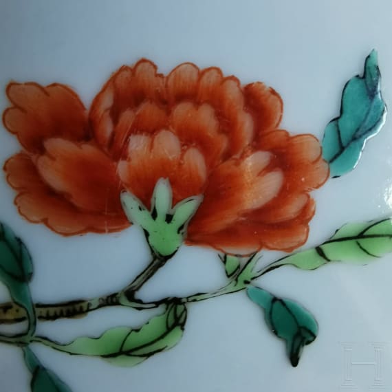 Famille-Rose Vase mit Flederm&auml;usen und Pfingstrosen mit Daoguan-Sechszeichenmarke, wohl um diese Zeit (um 1840-50)