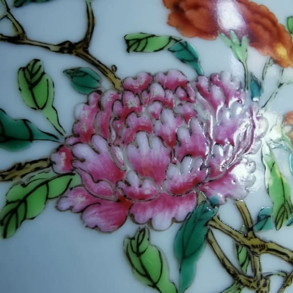 Famille-Rose Vase mit Flederm&auml;usen und Pfingstrosen mit Daoguan-Sechszeichenmarke, wohl um diese Zeit (um 1840-50)