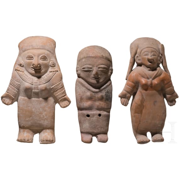 Drei gro&szlig;e pr&auml;kolumbische Tonfiguren, Ekuador, wohl 500 - 1500 n. Chr.