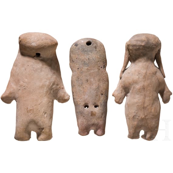 Drei gro&szlig;e pr&auml;kolumbische Tonfiguren, Ekuador, wohl 500 - 1500 n. Chr.
