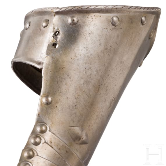A German right armoured gauntlet, ca. 1560
