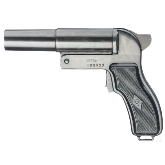 An SPsh-44 flare gun, with a GDR holster
