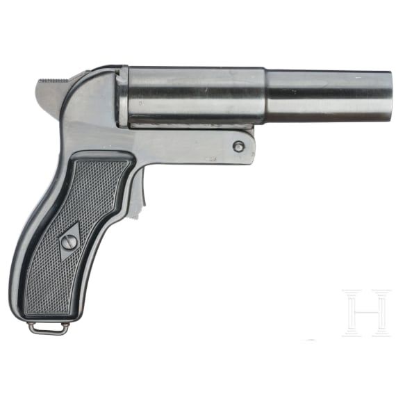 An SPsh-44 flare gun, with a GDR holster