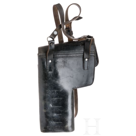 An SPsh-44 flare gun, with a GDR holster