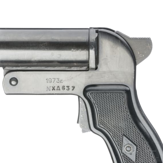 An SPsh-44 flare gun, with a GDR holster
