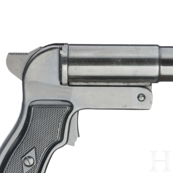 An SPsh-44 flare gun, with a GDR holster