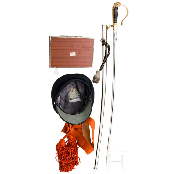 Major Holthuizen&rsquo;s military estate &ndash; visor cap, sabre, sash and cigar box