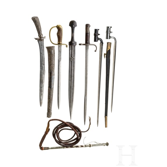 Kleine Sammlung Blankwaffen und Peitsche