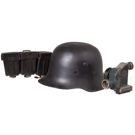 Stahlhelm, Visier und Patronentasche, 1 H&auml;lfte des 20. Jhdt.