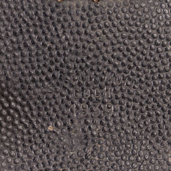 Stahlhelm, Visier und Patronentasche, 1 H&auml;lfte des 20. Jhdt.