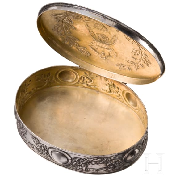 K&ouml;nig Ludwig II. von Bayern - Silberdose mit Spiegelmonogramm &bdquo;L&ldquo;, Gebr&uuml;der Dingelein, Hanau vor 1880