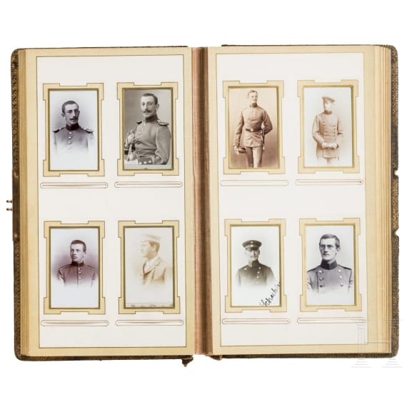 Fotoalbum einer adligen Familie, F&auml;cher und Kranzschleifen, zwischen 1870-1900