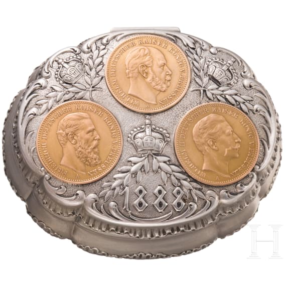 Edle Silberdose mit Goldm&uuml;nzen auf das Dreikaiserjahr 1888