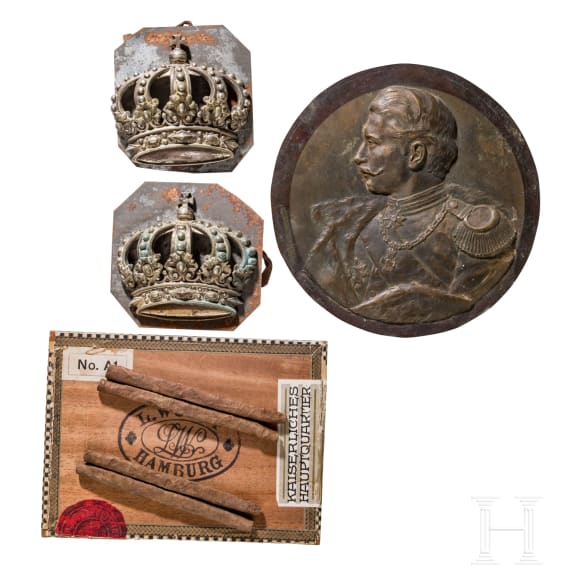 Kaiser Wilhelm II. &ndash; Plastisches Bronzerelief und zwei Kronenauflagen