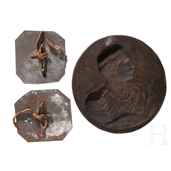 Kaiser Wilhelm II. &ndash; Plastisches Bronzerelief und zwei Kronenauflagen