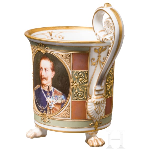 Seltene KPM-Portraittasse &bdquo;Zur Erinnerung an treue Dienste Ihres Mannes 1819 - 27.10. - 1900&ldquo;