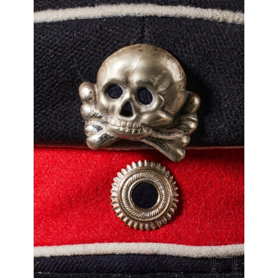 Schirmm&uuml;tze des preu&szlig;ischen 1. Leib-Husaren-Regiments mit Namensbezeichnung &bdquo;Mackensen&ldquo;