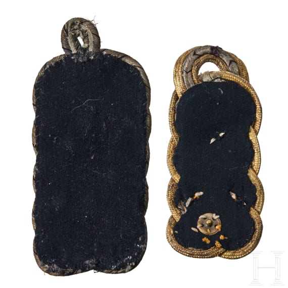 Einzelne Schulterst&uuml;cke eines preu&szlig;ischen Generalobersts und eines Majors im 1. Leib-Husaren Regiment 1