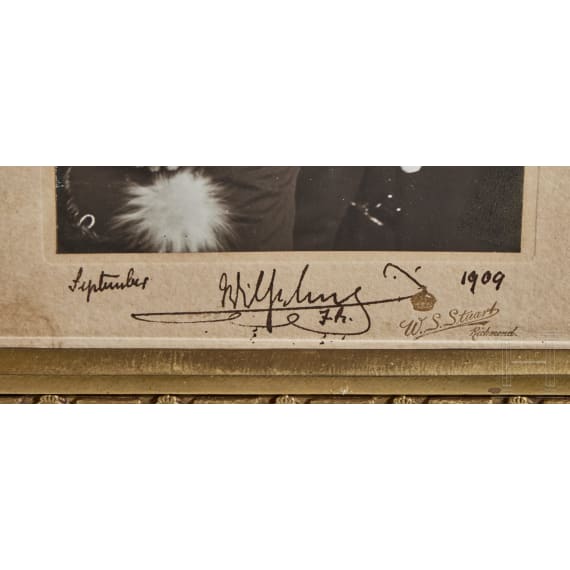 Kaiser Wilhelm II. - signiertes Widmungsfoto in offiziellem Geschenkrahmen 1909