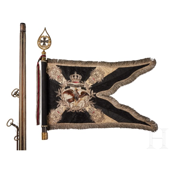 Standarte mit Fahnenspitze und -stange des 2. Leib-Husaren-Regiments &bdquo;K&ouml;nigin Viktoria von Preu&szlig;en&ldquo; Nr. 2