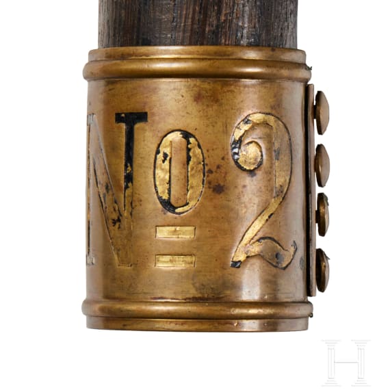 Standarte mit Fahnenspitze und -stange des 2. Leib-Husaren-Regiments &bdquo;K&ouml;nigin Viktoria von Preu&szlig;en&ldquo; Nr. 2