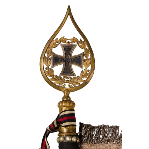 Standarte mit Fahnenspitze und -stange des 2. Leib-Husaren-Regiments &bdquo;K&ouml;nigin Viktoria von Preu&szlig;en&ldquo; Nr. 2