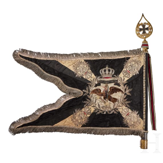 Standarte mit Fahnenspitze und -stange des 2. Leib-Husaren-Regiments &bdquo;K&ouml;nigin Viktoria von Preu&szlig;en&ldquo; Nr. 2
