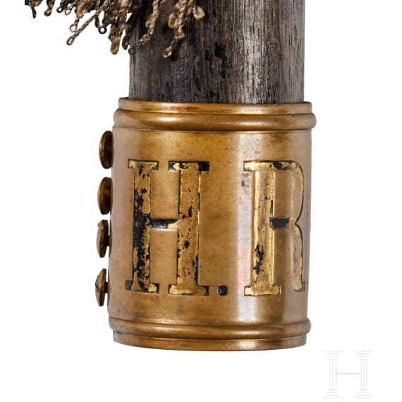 Standarte mit Fahnenspitze und -stange des 2. Leib-Husaren-Regiments &bdquo;K&ouml;nigin Viktoria von Preu&szlig;en&ldquo; Nr. 2