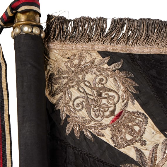 Standarte mit Fahnenspitze und -stange des 2. Leib-Husaren-Regiments &bdquo;K&ouml;nigin Viktoria von Preu&szlig;en&ldquo; Nr. 2