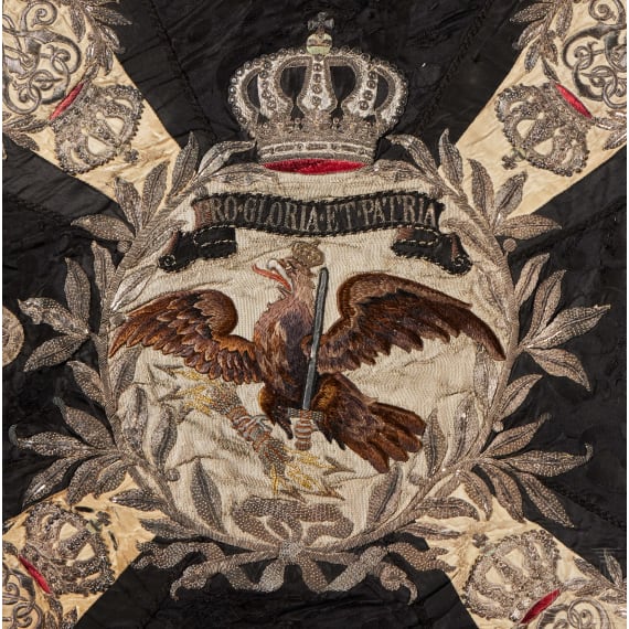 Standarte mit Fahnenspitze und -stange des 2. Leib-Husaren-Regiments &bdquo;K&ouml;nigin Viktoria von Preu&szlig;en&ldquo; Nr. 2